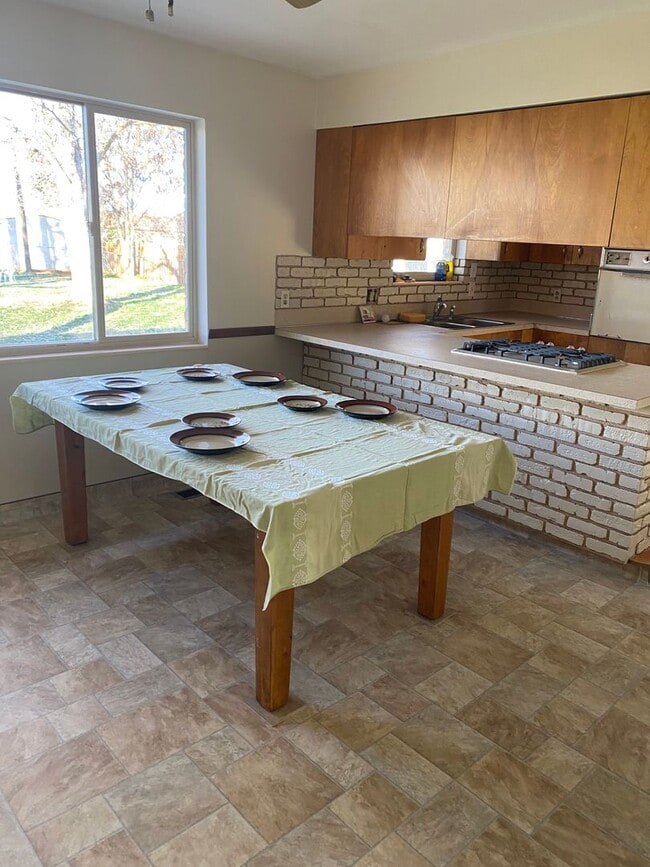 Building Photo - 4 Weeks Free Living! Cozy 3 Bed Home with ...