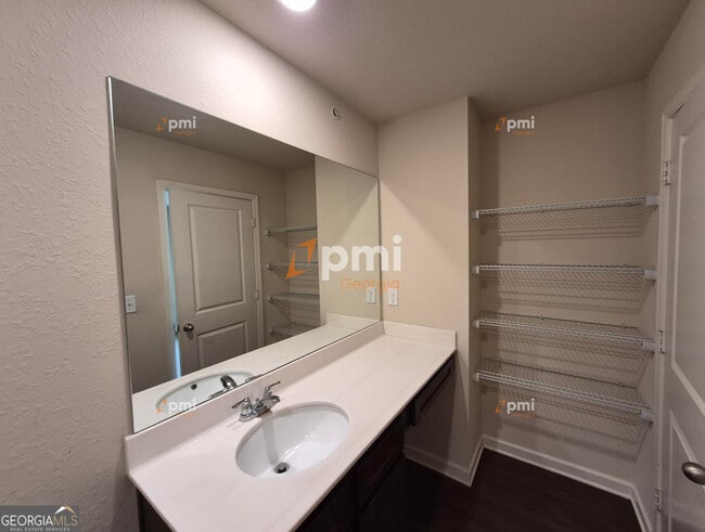 Building Photo - 511 Highwood Ln
