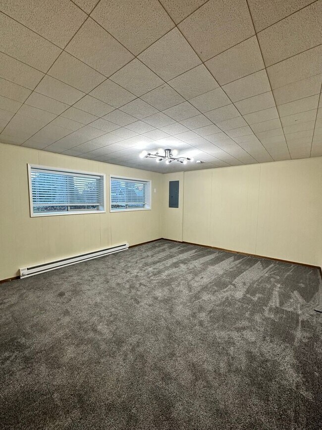 Building Photo - Large 4 Bed, 2 Bath House Available For Rent*