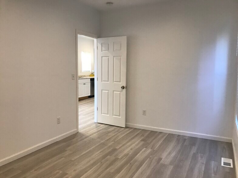 Building Photo - 2007 Broadway St