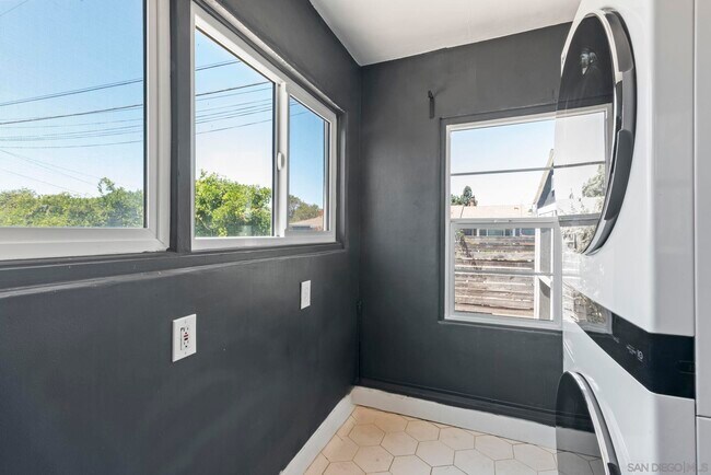 Building Photo - 2548 Violet St