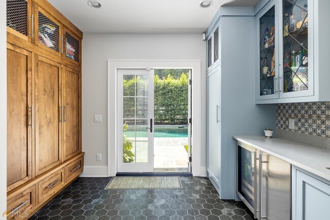 Building Photo - 3312 W Shadowlawn Ave NE