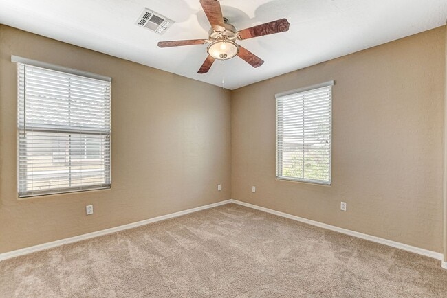 Building Photo - Gorgeous 4 bedroom near Aliante!