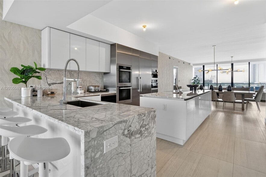 Building Photo - 5500 Island Estates Dr