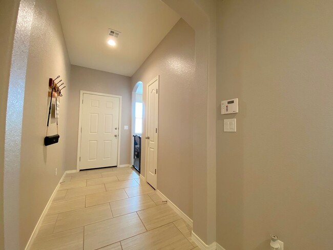 Building Photo - East El Paso 3 bed Refrig A/C w/office!