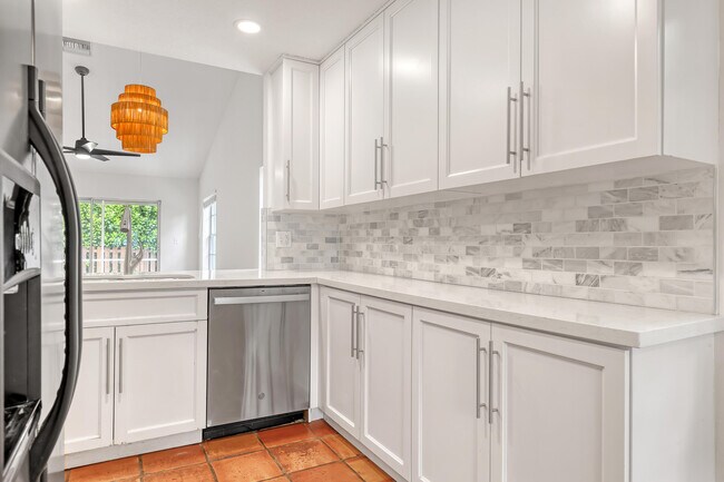 Building Photo - 935 Honeytree Ln