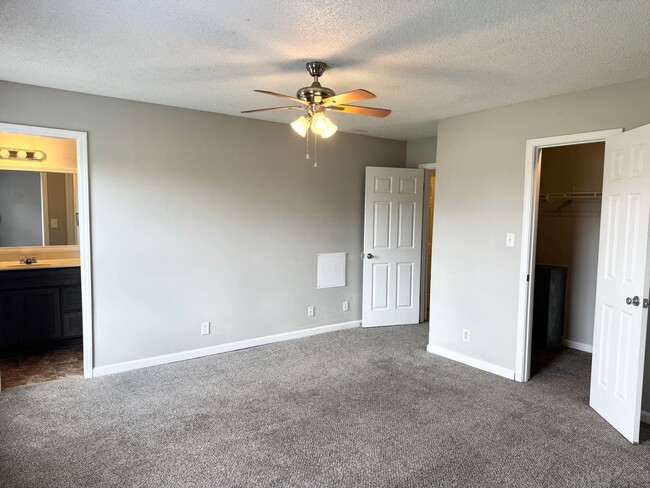 Building Photo - **Just listed**