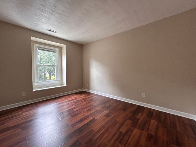 Building Photo - 3-Bedroom Townhome with Spacious Backyard ...
