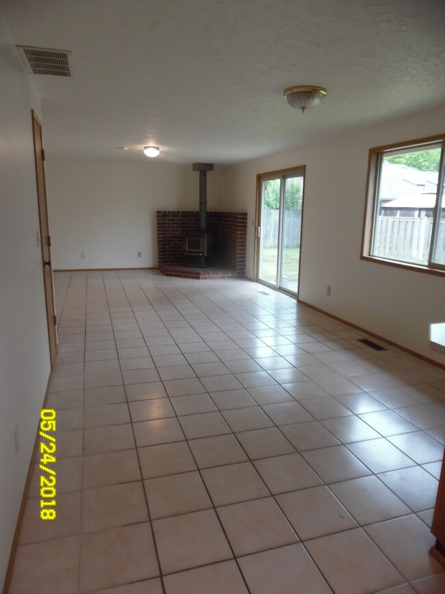 Building Photo - 745 SE Alethea Way