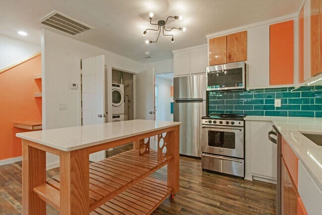 Building Photo - Pet-Friendly 1-Bedroom Apartment in Downtown Rogers –  Move-In Special!