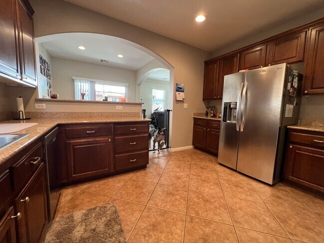 Building Photo - ABSOLUTELY AMAZING! Large 4 bedroom 2 stor...