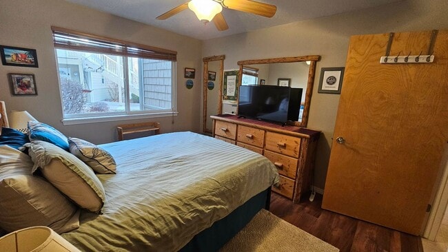 Building Photo - Condo located near the lake- Available NOW until July 31st, 2026. Available again September 1st, ...