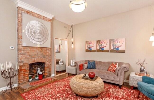 Building Photo - Renovated Germantown House in Great Location