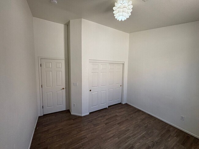 Building Photo - Seven Hills Single-Story 3 Bed 2 Bath Scenic Greenbelt Views