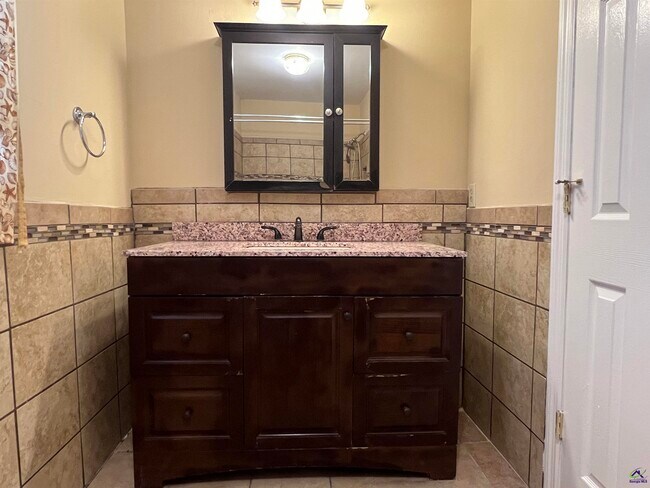 Building Photo - 212 Highland Dr