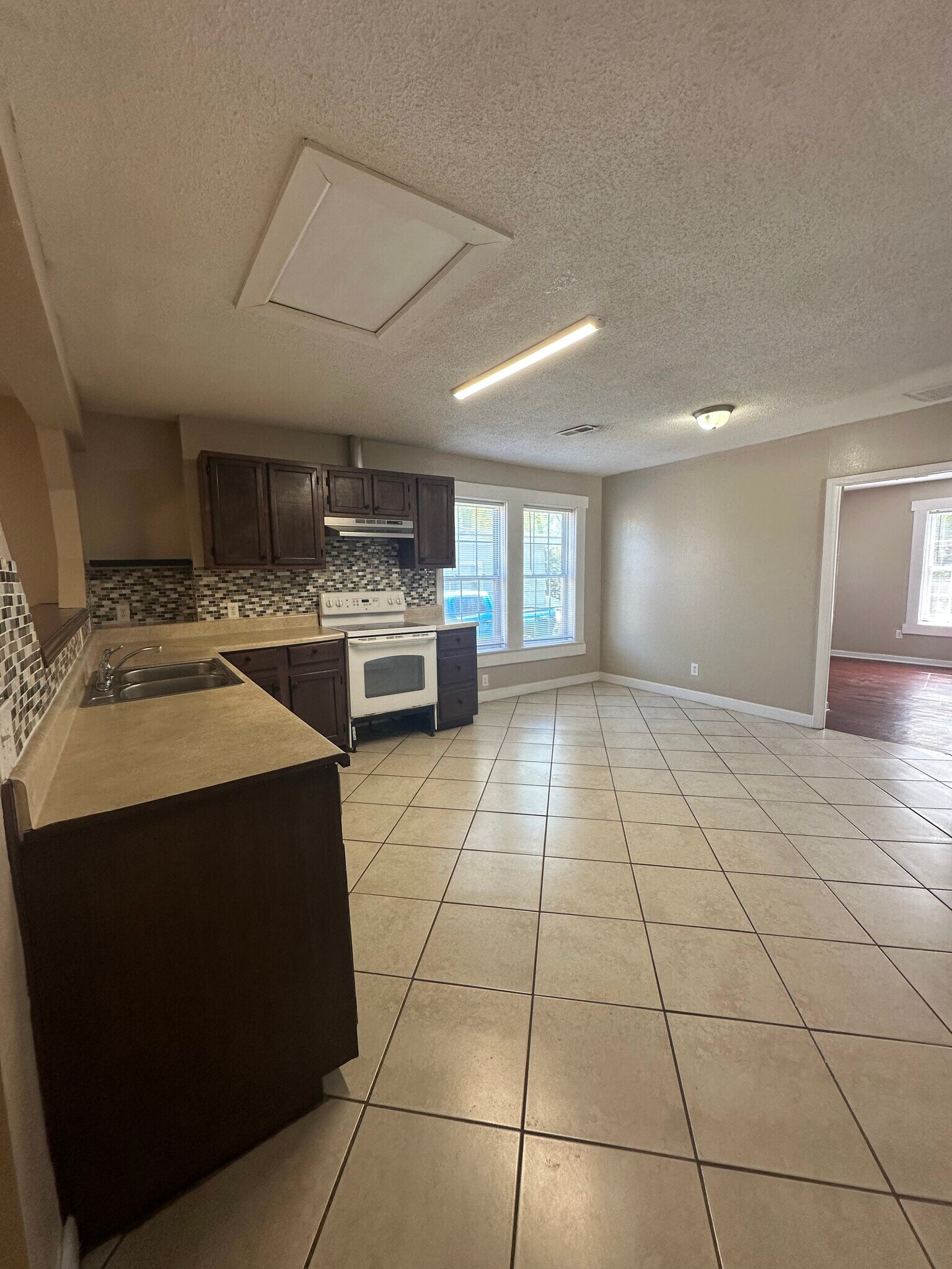 Building Photo - 407 Moir St