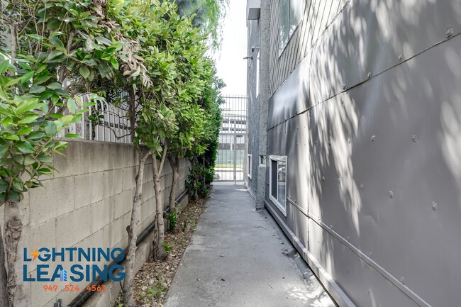 Building Photo - 6738-6733 Independence Ave