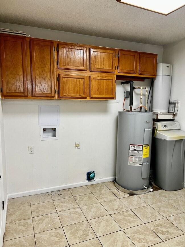 Building Photo - Charming 3-Bedroom, 2-Bathroom Home with Sunroom & Flex Room