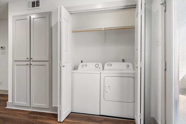 Building Photo - Updated Amazing Townhome