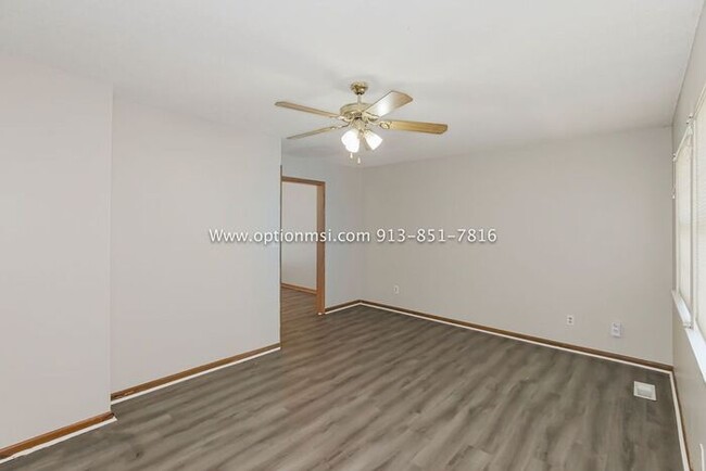 Building Photo - Towers 120- Spacious towhnhome!