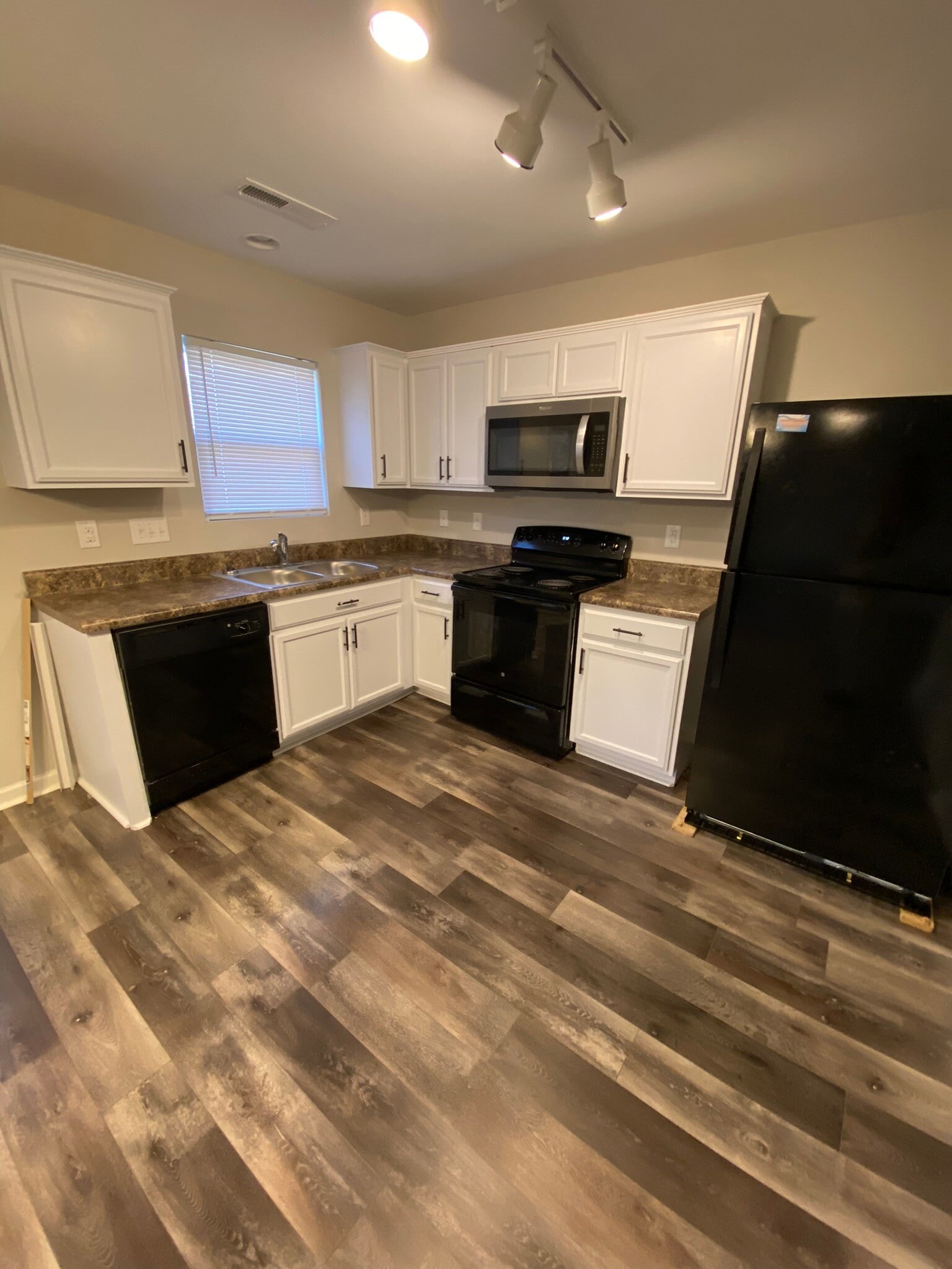 Kitchen - 2036 East Park Dr