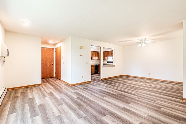 Building Photo - Charming 2-bedroom + den apartment in Prime Location!