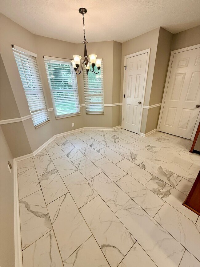Building Photo - 3 Bedroom 2.5 Bath House + Garage + Fenced...