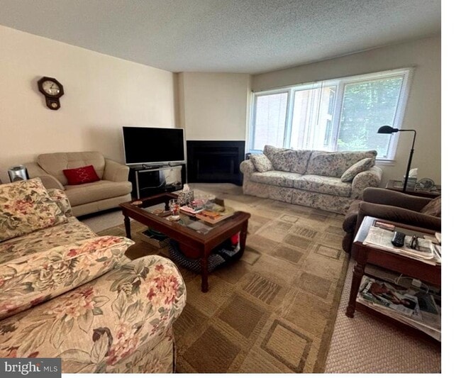 Building Photo - 514 Sayre Dr