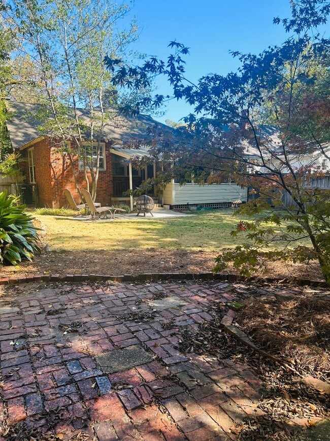 Building Photo - Cute Home in Old Cloverdale