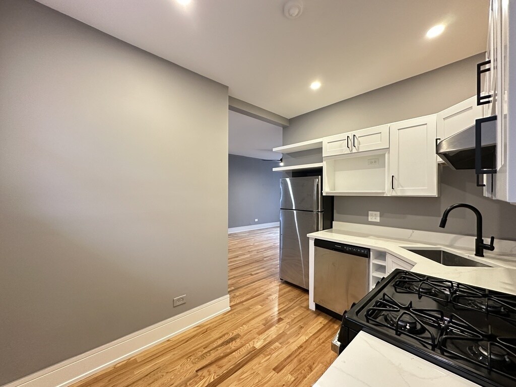 Building Photo - 639 W Cornelia Ave