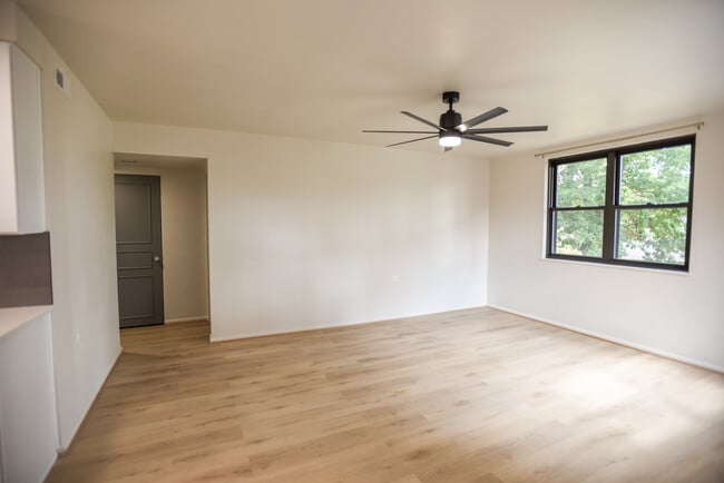 Building Photo - Farragut Flats