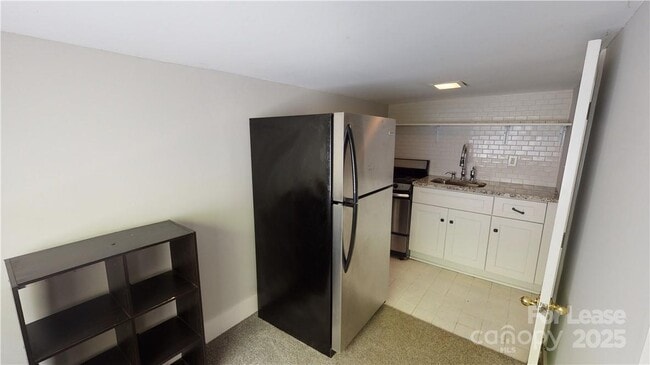 Building Photo - 428 Hawthorne Ln