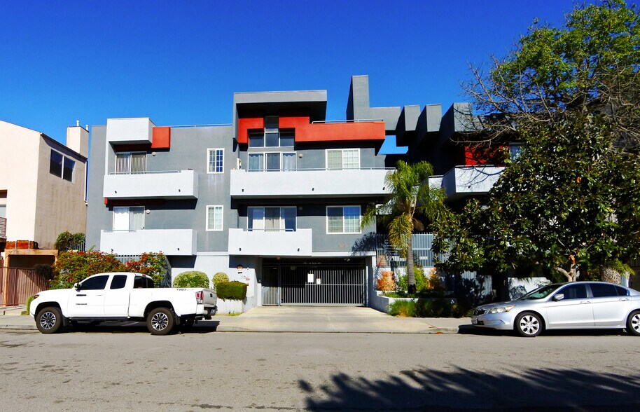 Building Photo - 5051 Rosewood Ave