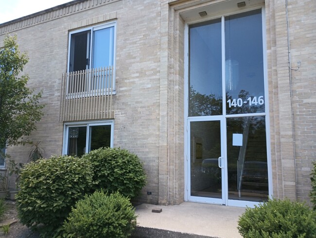 Primary Photo - 140 Green Bay Rd