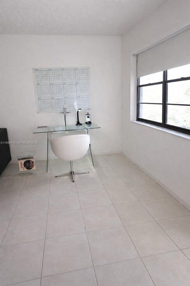 Building Photo - 500 NE 2nd St