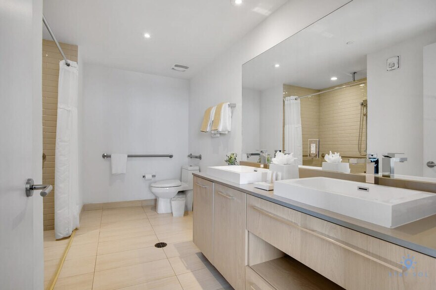 Building Photo - 4010 S Ocean Dr