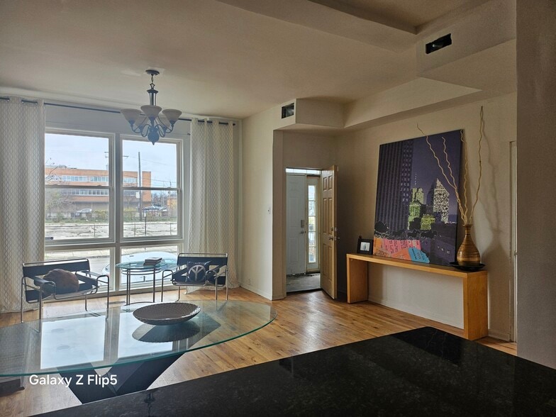 Living room - 2417 W Warren Blvd