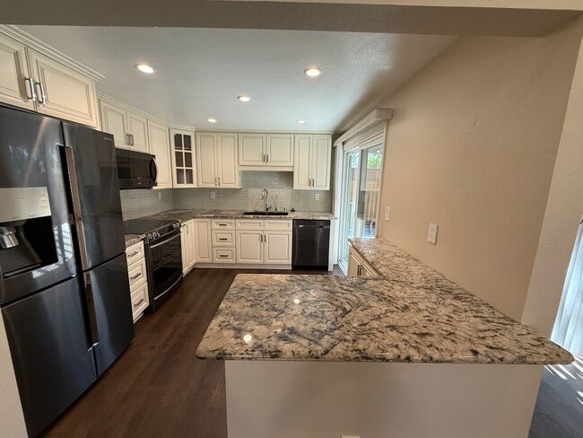 Building Photo - Spacious 3-Bed, 2-Bath End-Unit Townhome w...