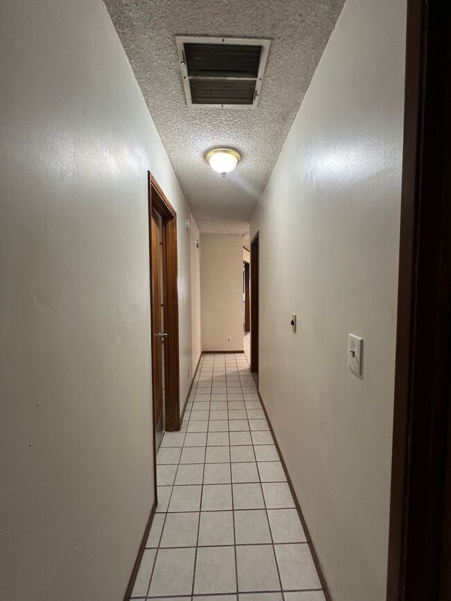 Building Photo - 3 Bedroom 2 Bathroom House with RV Parking...