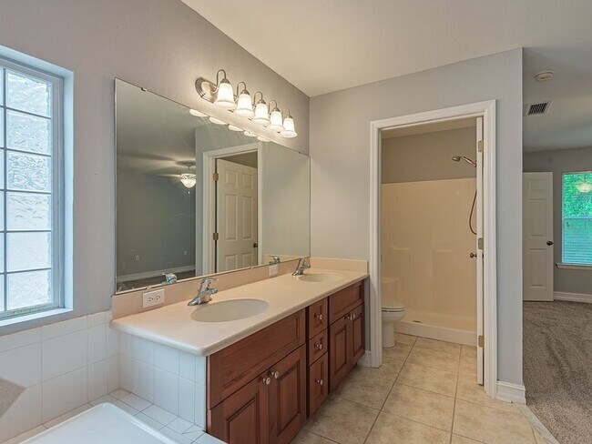 Building Photo - 1585 Crescent Hills Dr