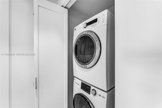 Building Photo - 10 Venetian Way