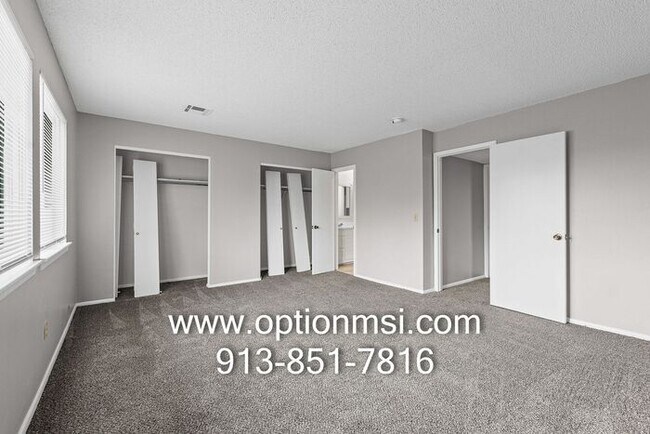 Building Photo - Freshly updated townhome in KCK