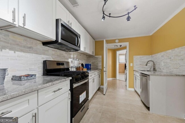 Building Photo - 200 Azalea Cove Ln