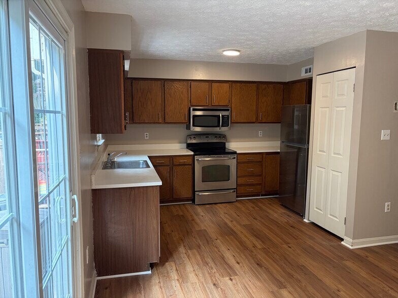 Large Kitchen with Deck - 7722 Wolford Way