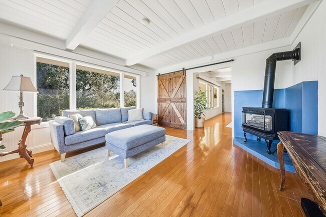 Building Photo - 724 N Refugio Rd