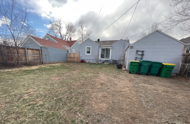 Building Photo - 2 Bedroom 1 Bathroom in South Broadway Hei...