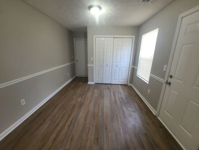 Building Photo - Gorgeous 3BR 2.5BA Home w/ Renovated Kitchen • Fenced Backyard• Garage Parking in Jonesboro