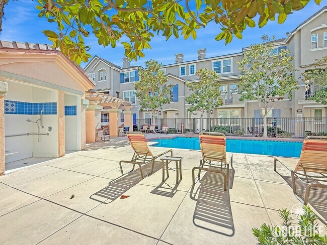 Building Photo - Beautiful 4B/4BA Home w/ Canyon Views & Great Layout!