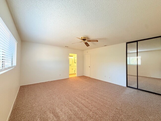 Building Photo - AVAILABLE NOW!!! 2 Bed 2 Bath Upstairs Apa...