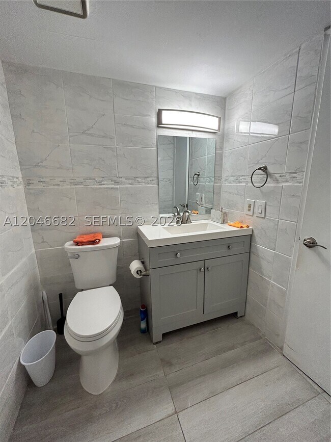 Building Photo - 9421 Fontainebleau Blvd